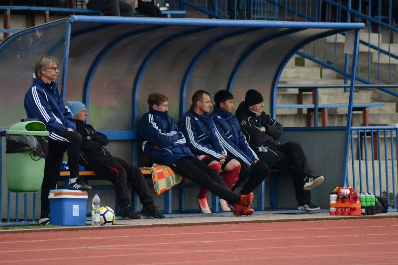 FK Tachov (v červeném) - Sokol Stráž (v modrém) 6:0 (2:0).