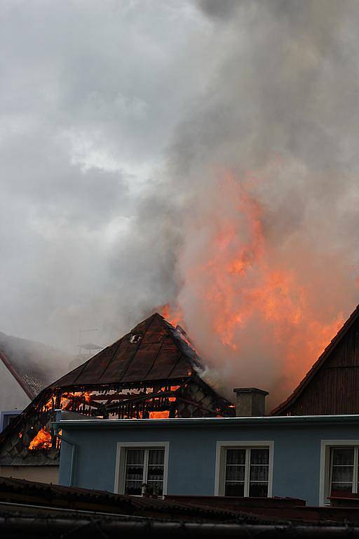 Požár střechy pekárny v Plané