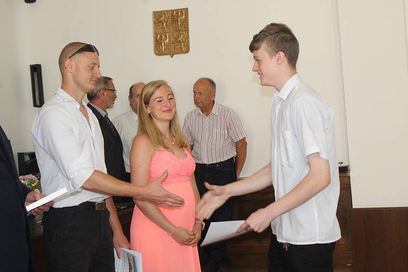 Chlapci a děvčata ze SŠ Jeřabinová zaplnili sídlo úřadu se svými pedagogy i rodiči.