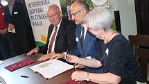 Podpis dohody o spolupráci při přeshraničním uznávání celodenních jízdenek v Alžbětíně.