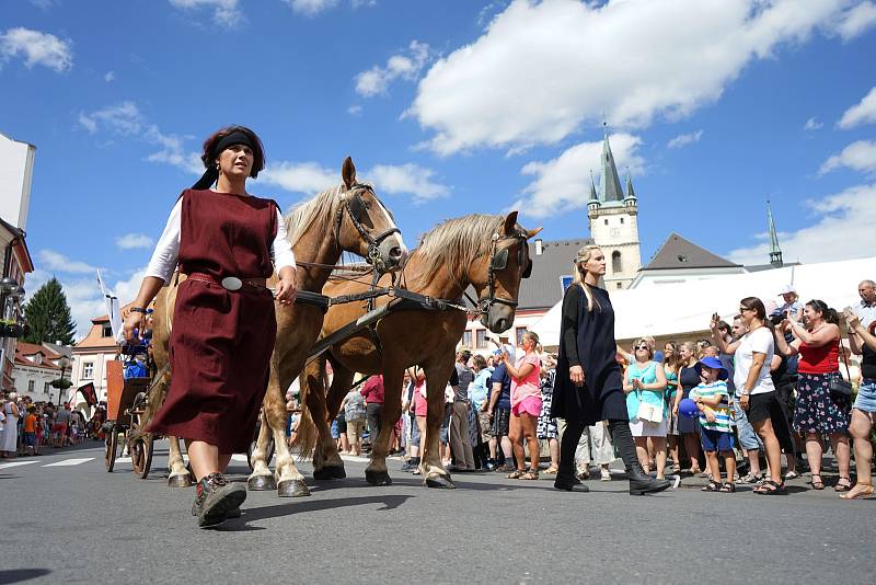 Druhý den Husitských slavností nabídl největší taháky, mezi které se rozhodně zařadil tradiční kostýmový průvod, bitva pod vrchem Vysoká, nebo vystoupení Adama Mišíka.