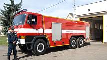 Plánští hasiči dostali v pátek staronovou cisternu Tatra 815 CAS.