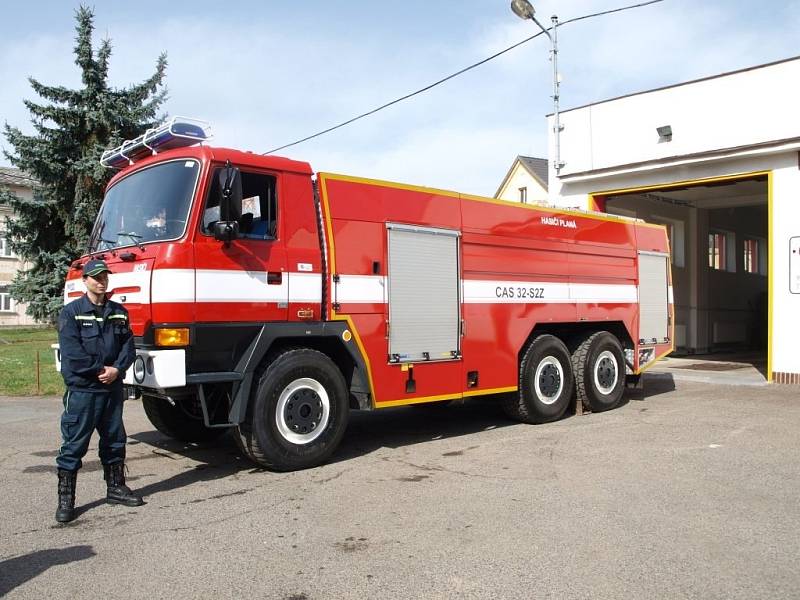 Plánští hasiči dostali v pátek staronovou cisternu Tatra 815 CAS.