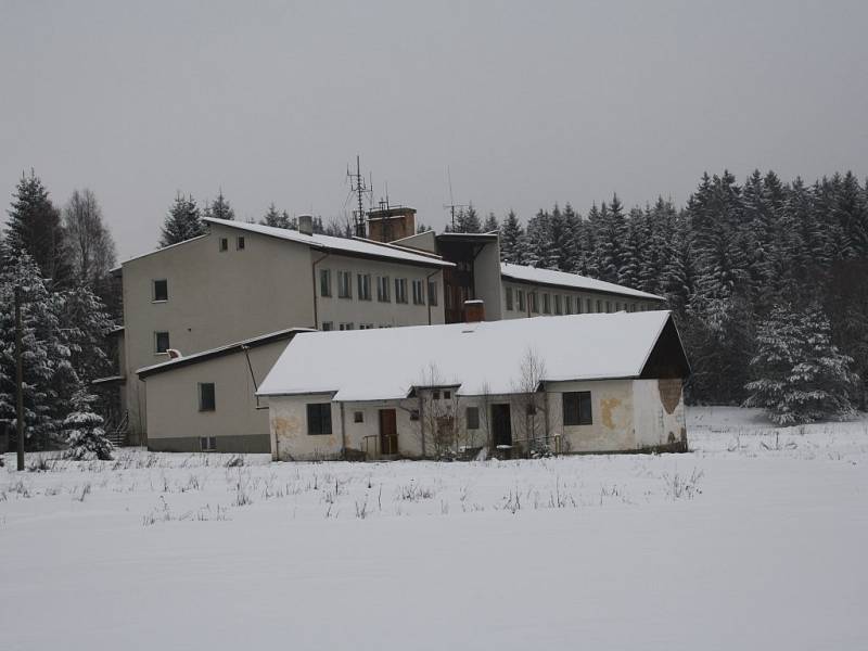 AREÁL bývalé pohraničnické roty leží na klidném, přesto dobře dostupném místě. 