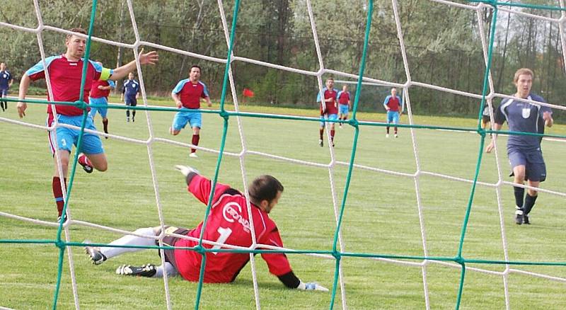 Jediný Bor naplnil předzápasové prognózy a poslal snažící se Sulislav domů s prázdnou (3:0)