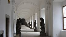 Barokní sochy v klášteře v Kladrubech.