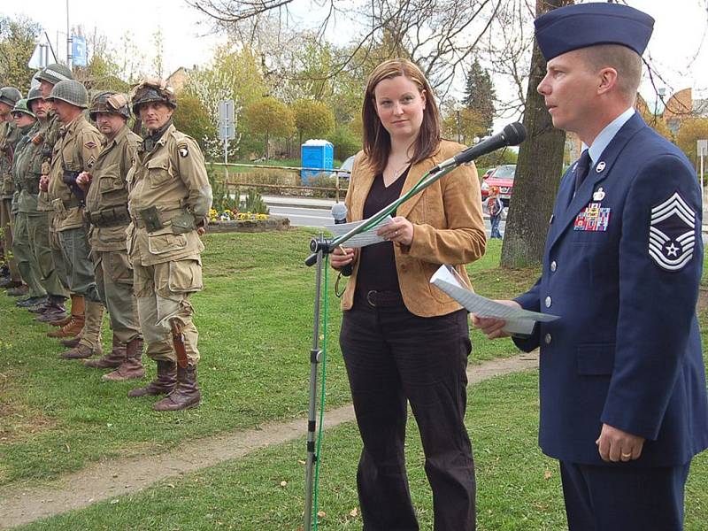 Historickou událost si Tachované připomněli spolu s řadou regionálních osobností v pátek odpoledne u pomníku americké armádě.