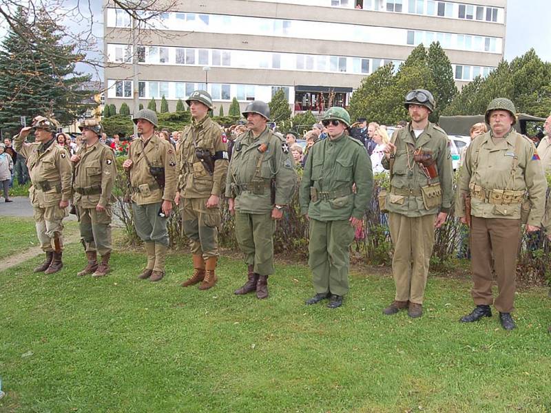 Historickou událost si Tachované připomněli spolu s řadou regionálních osobností v pátek odpoledne u pomníku americké armádě.