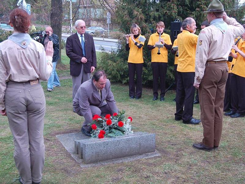 Historickou událost si Tachované připomněli spolu s řadou regionálních osobností v pátek odpoledne u pomníku americké armádě.