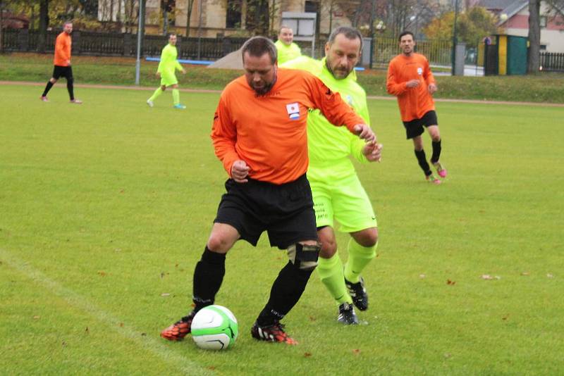 Slavoj Chodová Planá B (ve žlutém) - Sokol Brod (v oranžovém) 0:3 (0:2).