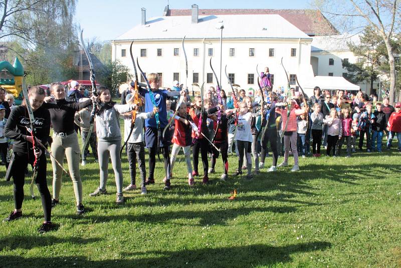 Netradiční zapálení čarodějnice hořícími šípy se konalo při Filipojakubské noci v klášterní zahradě.