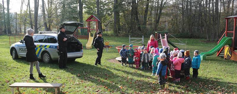 Předškoláky i děti dalších tříd navštívila policie a vyprávěla jim, jak se mají chovat na ulici ale také například doma, když jsou samy.