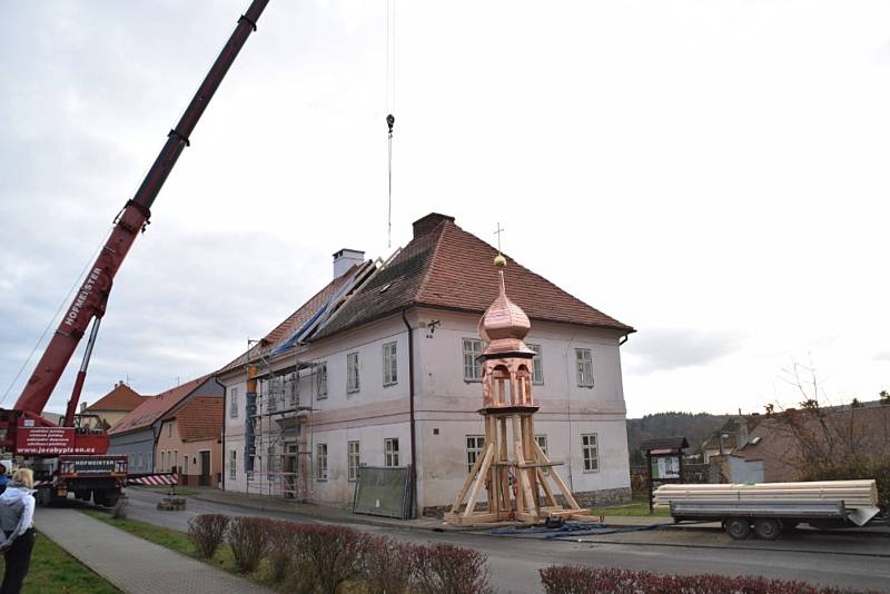 V Kladrubech obnovili věžičku na bývalém špitálu.