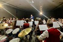 Zaplněným sálem ve společenském areálu Mže v Tachově zněly vánoční písně v podání Dechového orchestru mladých při ZUŠ Tachov.