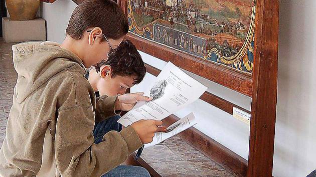 ŘEŠENÍ TESTU. Děti z Tachova i německého Weidenu strávili středeční dopoledne v tachovském muzeu. Součástí bylo také samostatné vyplňování testu, odpovědi si žáci sami vyhledali v expozici.