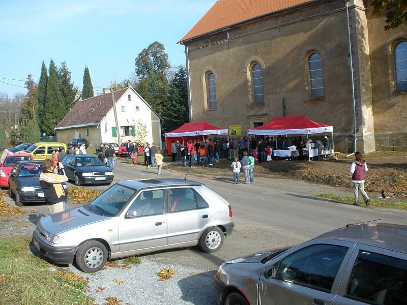 Členové sdružení pozvali nedávno do kostela v Boněnově veřejnost, aby posoudila, jak opravy objektu pokračují