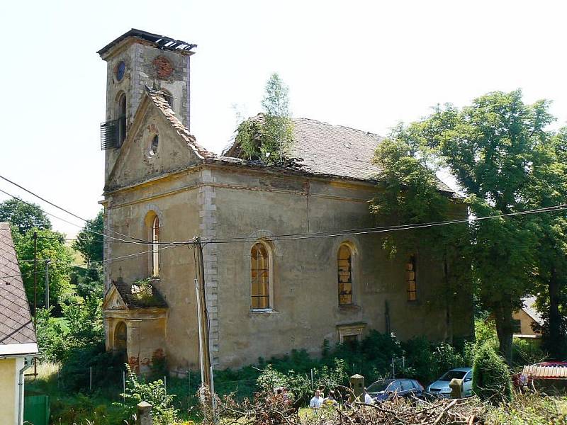 Členové sdružení pozvali nedávno do kostela v Boněnově veřejnost, aby posoudila, jak opravy objektu pokračují