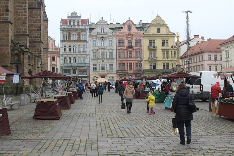 Poslední sobota před vánočními svátky. Adventní a farmářské trhy na plzeňském náměstí a odpoledne v nákupním centru Olympie.