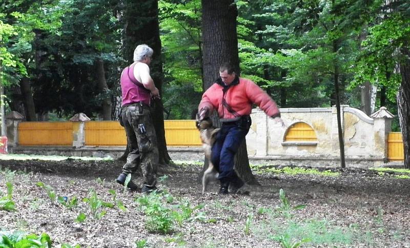 Zámecké nádvoří ožilo ukázkami policie i hasičů