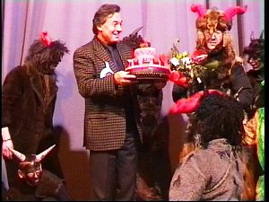 KAREL GOTT na pódiu v tachovském kině Mže při premiérovém uvedení pohádky Z pekla štěstí 2, která se točila také na Tachovsku a kde si zahrál dvojroli  Pánaboha a Lucifera.