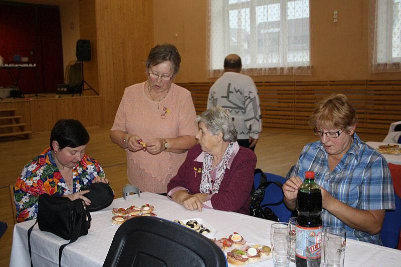 Podzimní setkání zdravotně postižených a seniorů se konalo v kulturním domě v Chodové Plané.