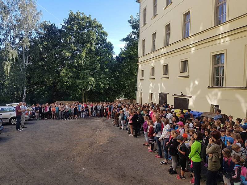 ŠKOLÁCI Z PRVNÍHO STUPNĚ nahlédli pod pokličku práce hasičů, Městské policie a Policie ČR.