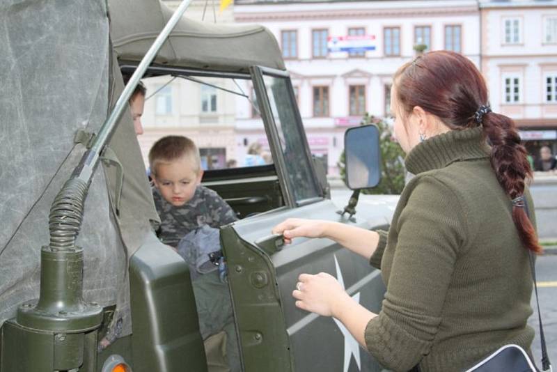 V pondělí dorazil na náměstí do Tachova a Boru konvoj vojenských historických vozidel z Military Car Clubu Plzeň