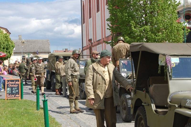 V pondělí dorazil na náměstí do Tachova a Boru konvoj vojenských historických vozidel z Military Car Clubu Plzeň