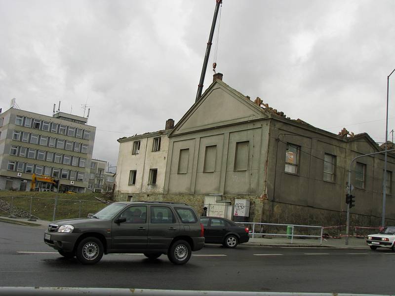 Sokolovna v Tachově v roce 2008, kdy došlo na demolici budovy.