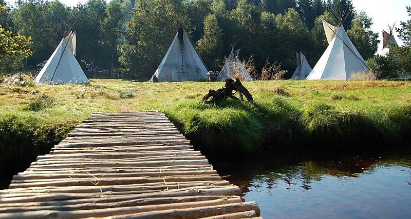 Dobrovolníci z devíti zemí celého světa sekají louky v Českém lese a bydlí v tee-pee