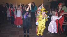 V Kladrubech si maškarního plesu užívalo přes osmdesát dětí.