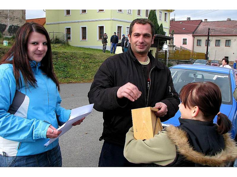 Věž kostela v Lestkově dostala novou báň.