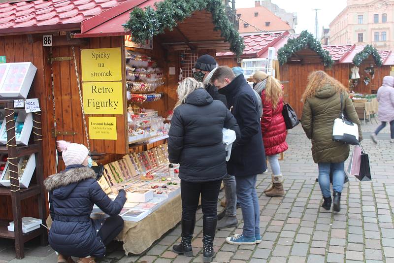 Poslední sobota před vánočními svátky. Adventní a farmářské trhy na plzeňském náměstí a odpoledne v nákupním centru Olympie.