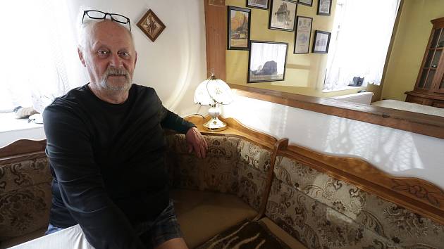 Jaroslav Hofmann v kuchyni svého domku v Čečkovicích s lampičkou, která svítí pořád a slouží mu i jako kontrola, že vše funguje, jak má.