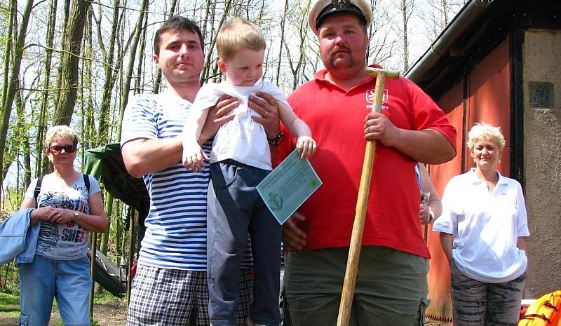 Tachovští vodáci otevřeli sezónu. Odemkli Mži a pasovali nové vodáky.