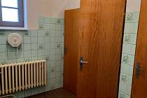 Kompletní rekonstrukcí prochází dámské i pánské toalety ve stříbrském kině Slavia.