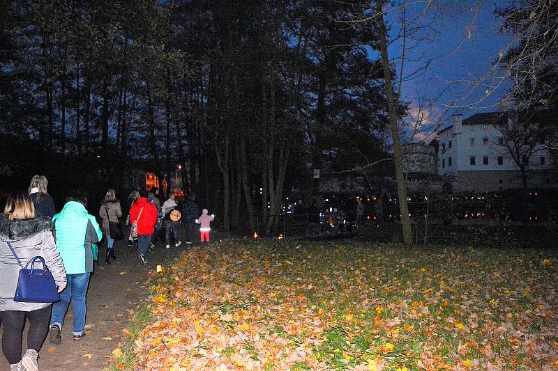 Lampionový průvod v Boru.