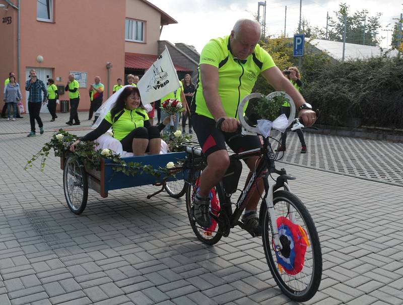 Při cyklistické svatbě si ženich odvezl nevěstu na kárce za kolem