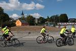 Při cyklistické svatbě si ženich odvezl nevěstu na kárce za kolem