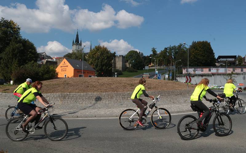 Při cyklistické svatbě si ženich odvezl nevěstu na kárce za kolem