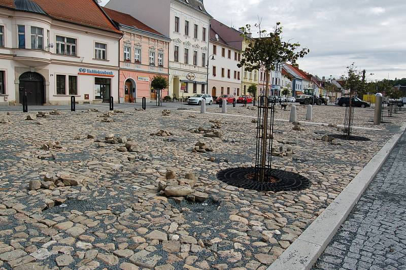 Rekonstrukce náměstí proběhla podle plánu, náměstí je téměř hotové.