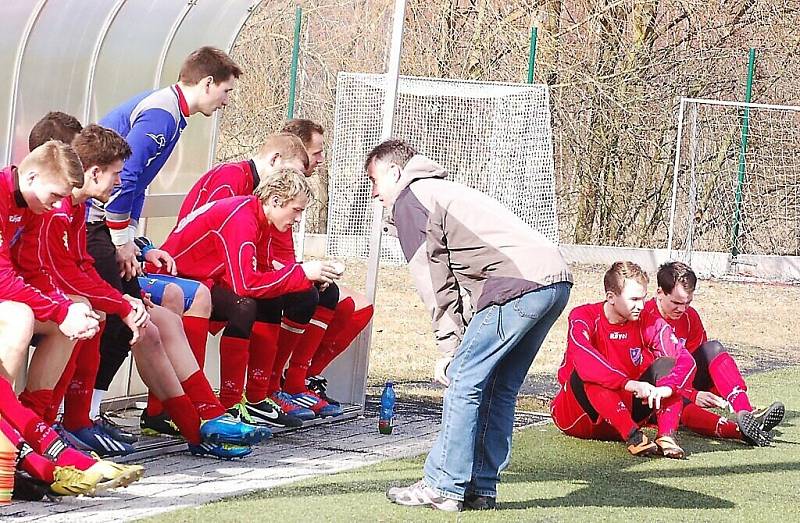 Přípravný zápas FK Tachov – Hvězda Cheb se hrál za slunečného počasí na umělé trávě v Tachově. 