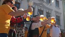 Zahájení pivní sezóny. Kuliči dokouleli pivní sud z Bavorska na Tachovsko a na náměstí v Tachově vyhlásili "pivní poplach".