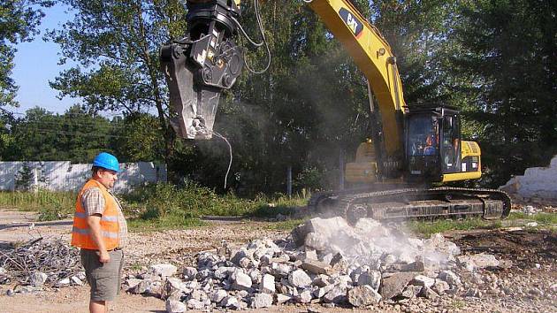 V kasárnách bourají nepotřebné objekty