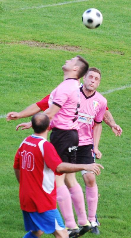  Přimdští fotbalisté prohráli v utkání 1.A třídy s Černicemi 2:3, skórovali Krýsl a Tkáč.