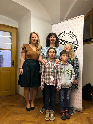 Juniorfestu se v Domažlicích zúčastnila Eva Svachoučková (vpravo) se svými dvěma potomky a neteří. Na snímku s ředitelkou festivalu Juditou Soukupovou.