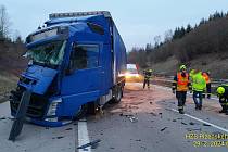 Dopravní nehoda, kdy jeden z řidičů kamionu usnul, se stala ve čtvrtek ráno na dálnici D5 ve směru na Plzeň.