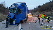 Dopravní nehoda, kdy jeden z řidičů kamionu usnul, se stala ve čtvrtek ráno na dálnici D5 ve směru na Plzeň.