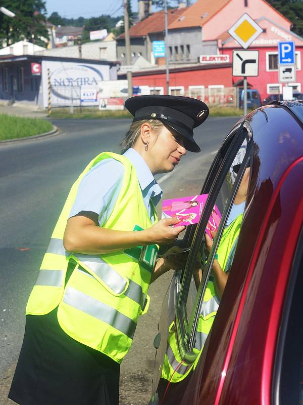 V Tachově se konaly hned dvě dopravní akce. Jedna za bezproblémovou policejní kontrolu odměnila řidiče nealkoholickým pivem, druhá myslela na děti v autech.