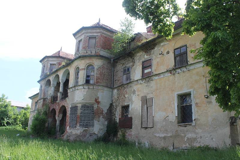 Zámek Slavice. Blýská se na lepší časy. Majitelé už opravili sýpku, revitalizují park. A snaží se získat dotaci...